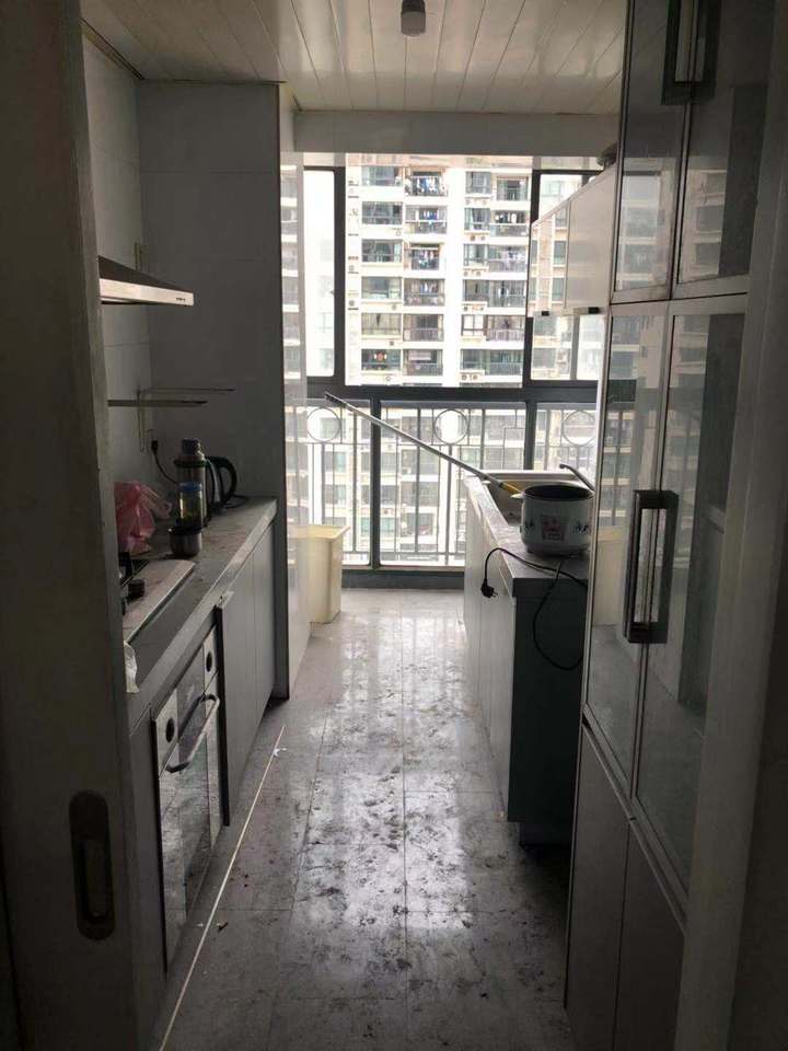 上海市普陀区中远两湾城122栋22F 