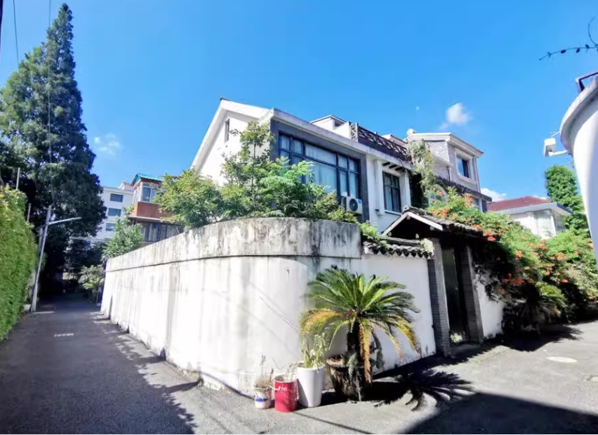 上海市徐汇区石龙小区8栋 