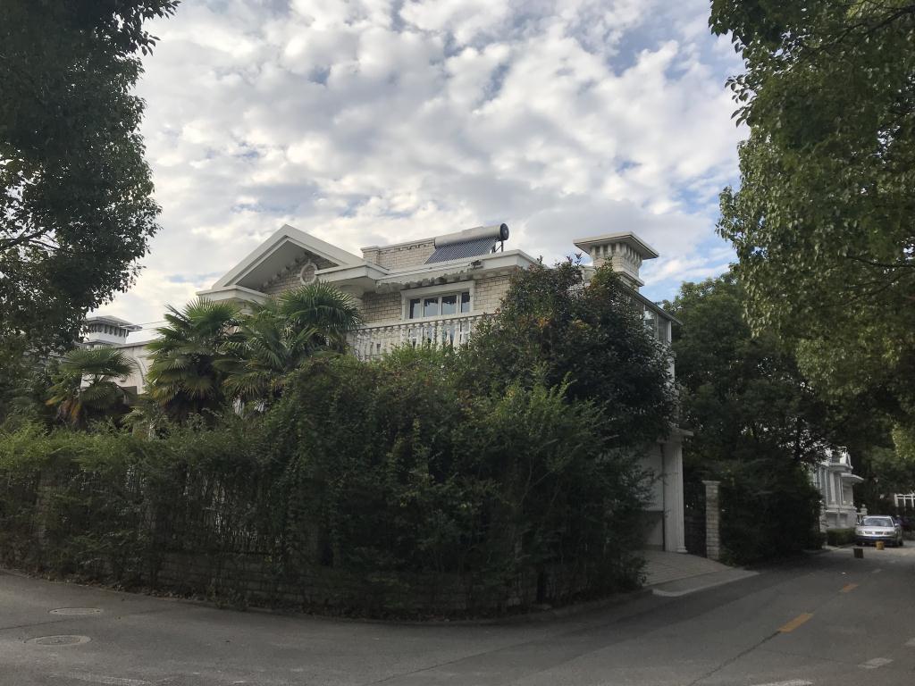 上海市松江区伊莎士花园209栋 