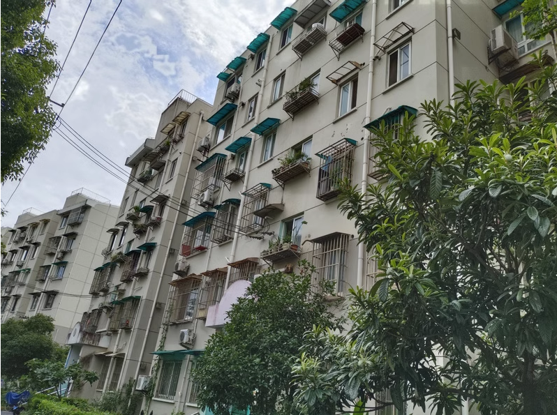 上海市虹口区场中路755弄小区28栋2F 