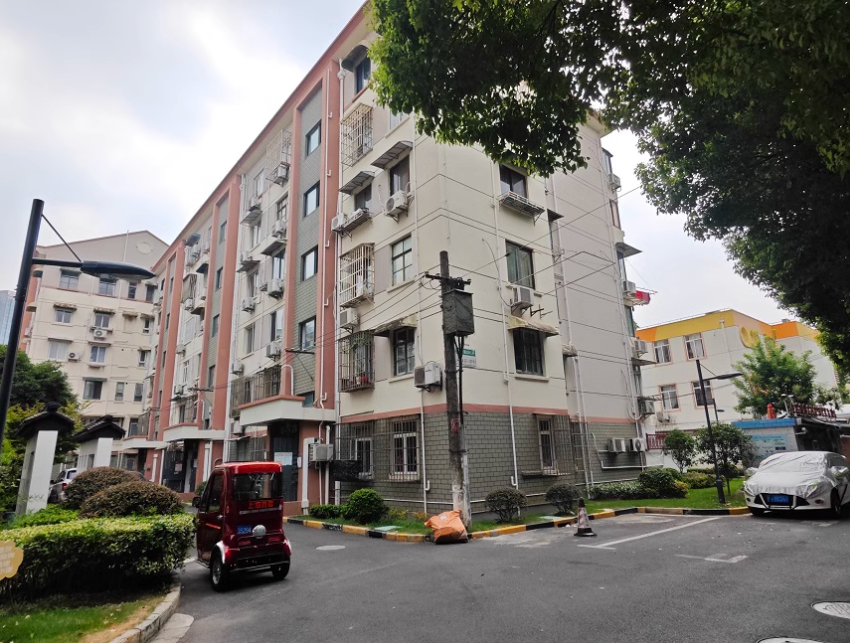 上海市长宁区虹储小区22栋5F 