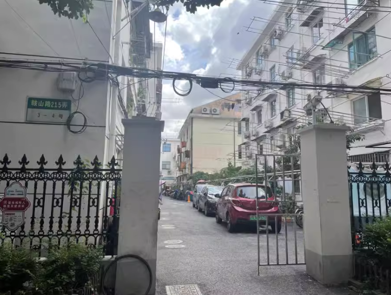 上海市杨浦区鞍山路215弄小区4栋4F 