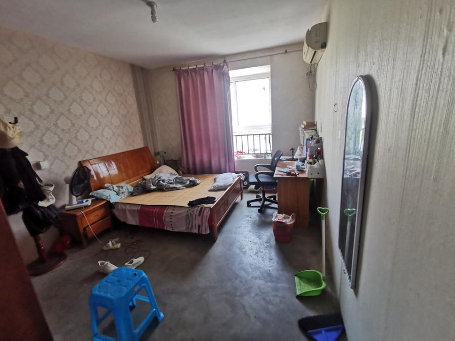 上海市金山区万和家园78栋5F 