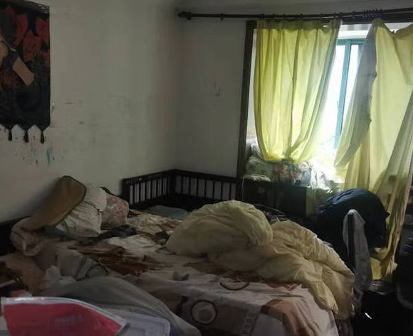 上海市长宁区长宁路1488弄小区32栋1F 