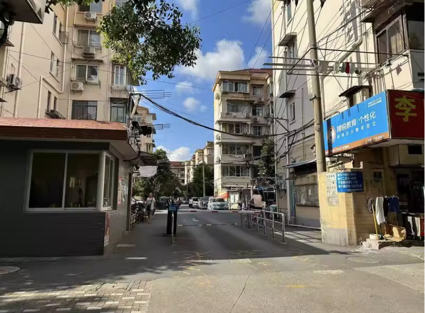 上海市杨浦区殷行路305弄小区102栋2F 