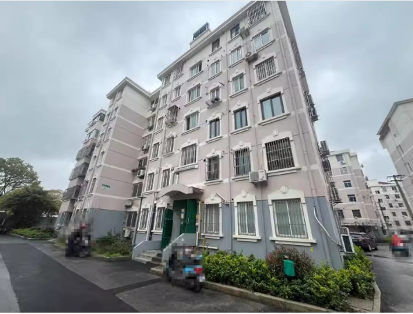 上海市青浦区龙威新村9栋3F及室内部分可移动物品 