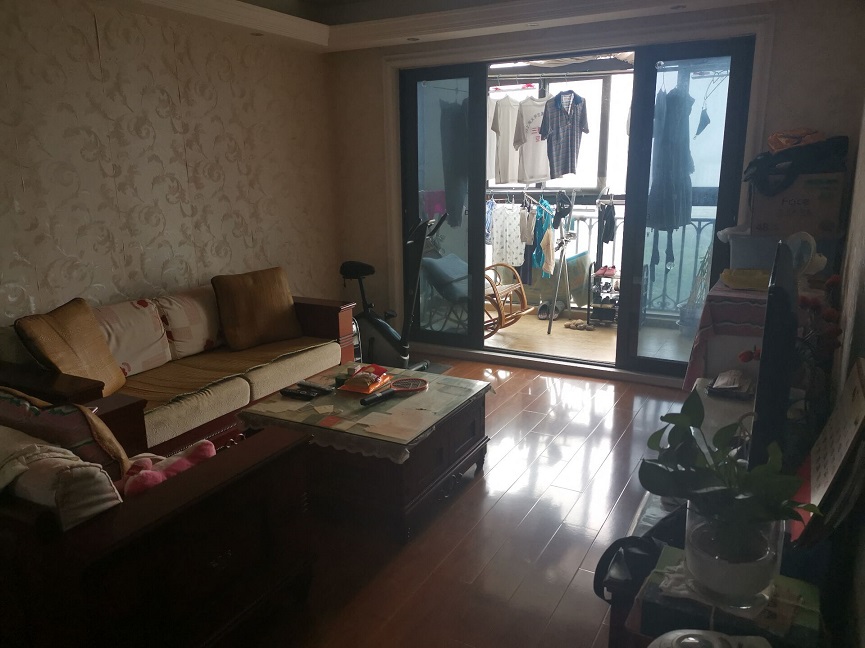 上海市宝山区君邑地中海72栋18F 