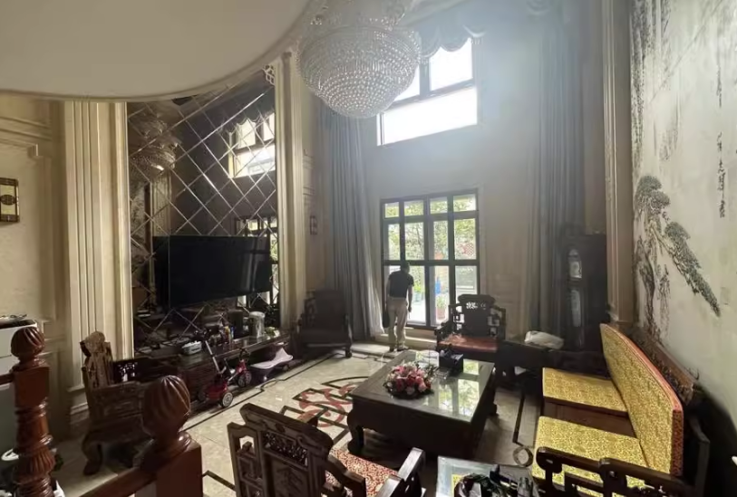 上海市嘉定区安亭瑞仕华庭90栋 